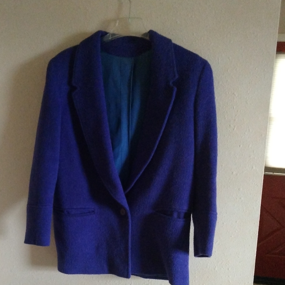 Blue Blazer with Classic Lapel and Structured Silhouette